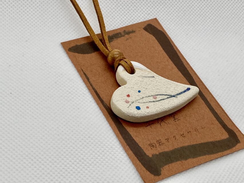 陶器のペンダント★陶器のネックレス★和柄ハート白★茶紐