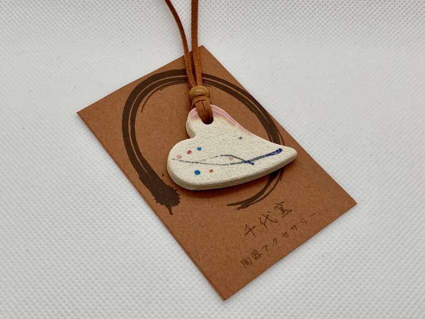 陶器のペンダント★陶器のネックレス★和柄ハートピンク★茶紐