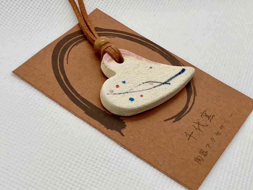 陶器のペンダント☆陶器のネックレス☆和柄ハートピンク☆茶紐 | iichi