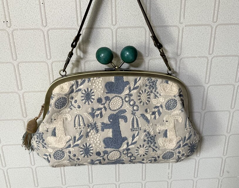 点と線模様　ウサギ　大きな木玉親子がま口長財布バッグ　