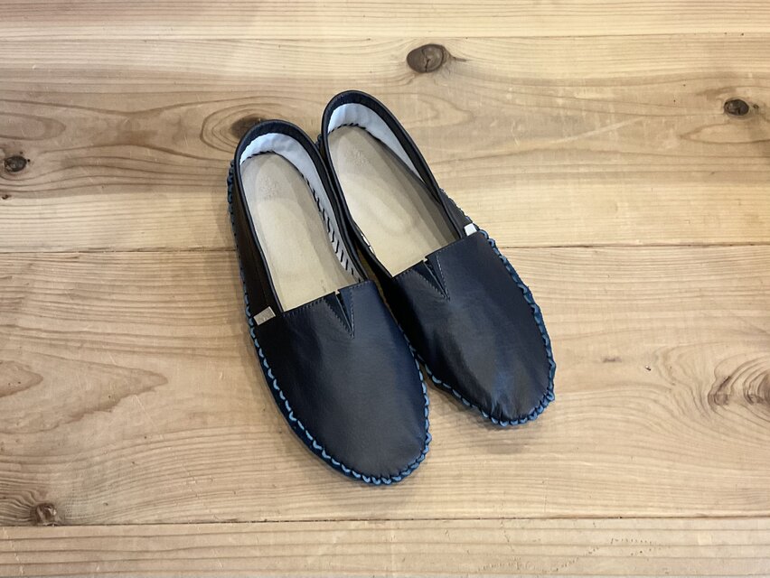 旅行の持ち運びにや参観日のスリッパにもなる万能シンプルブラック　EMAオリジナル素足で楽ちんフラットスリッポン