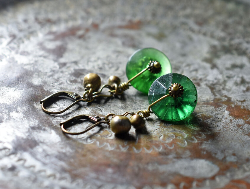 ディスク型アンティークボヘミアビーズと民族鈴のピアス