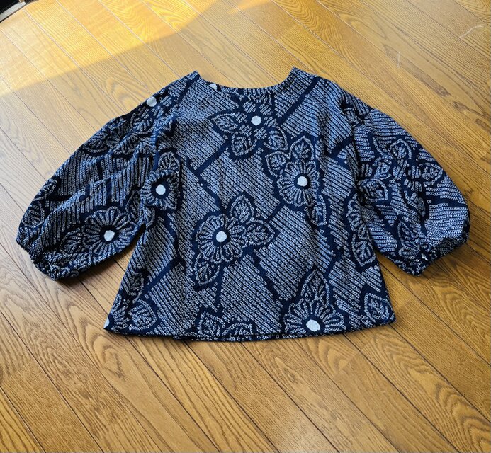 ☆　浴衣リメイク　有松絞　濃紺に白の花柄　パフ袖ブラウス　♪