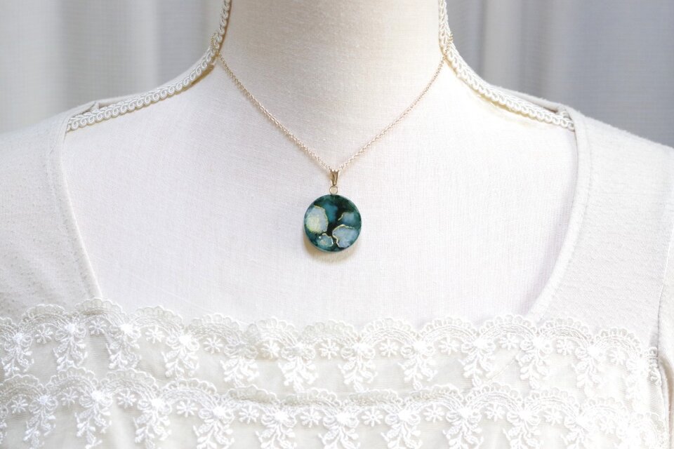 レジンアート　ラウンドペンダント〈月明かりの森〉