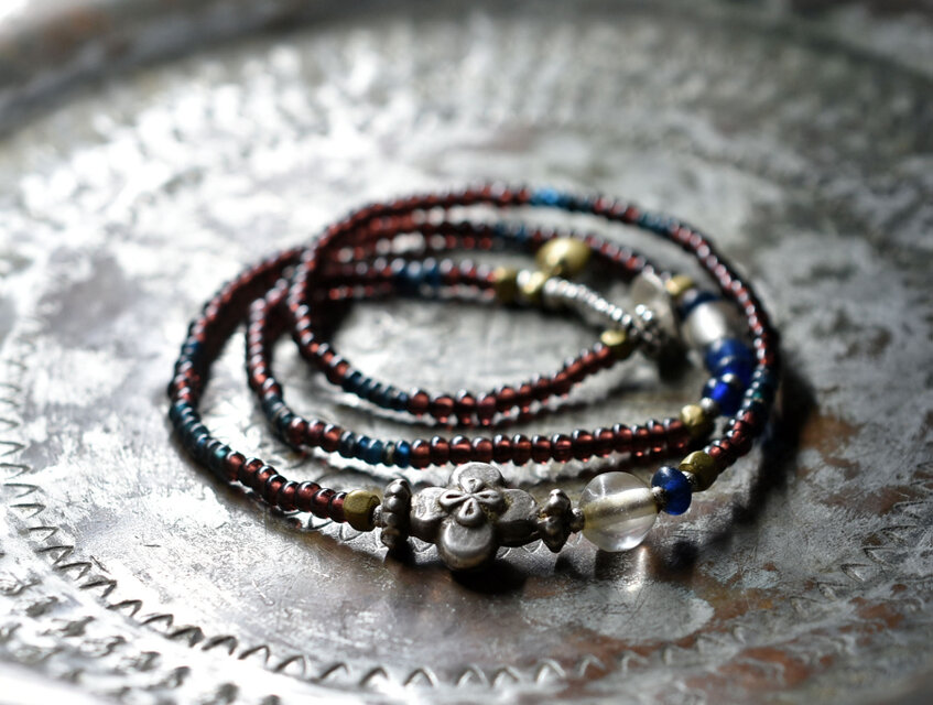 oldヒマーチャルシルバーとナガ族クリアビーズ、ボヘミアビーズ、ワインレッド＆ブルー＆インディゴブルービーズのネックレス