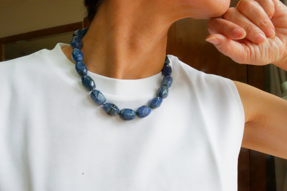 デュモルチュライトのネックレス