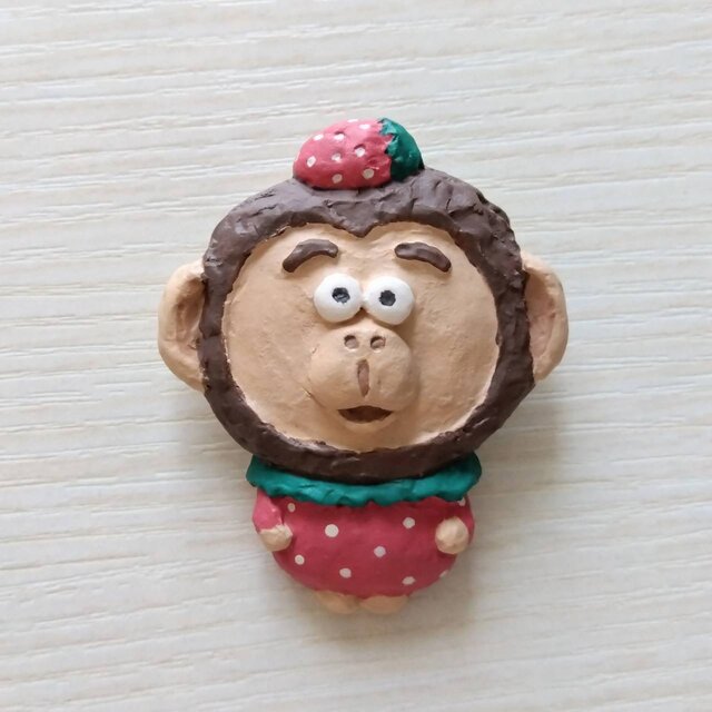 立体ブローチ（いちご好きのサル)