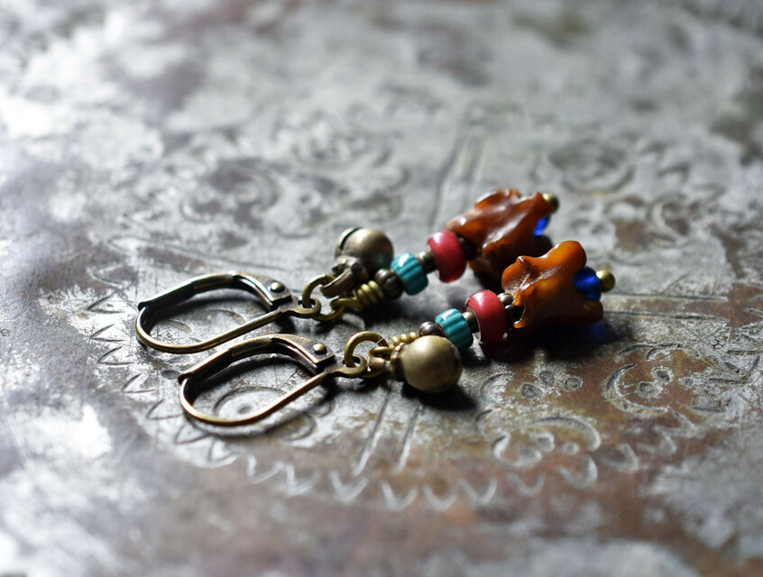 蛇骨とターコイズグリーシェブロン、金赤ホワイトハーツ、ブルーアンティークビーズ、民族鈴のピアス