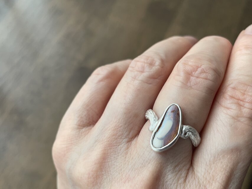 朝焼け色のウッドオパールリング