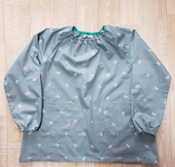 数量限定【80～160】リボン刺繍 ライトブルー 総柄 長袖 スモック スモッグ