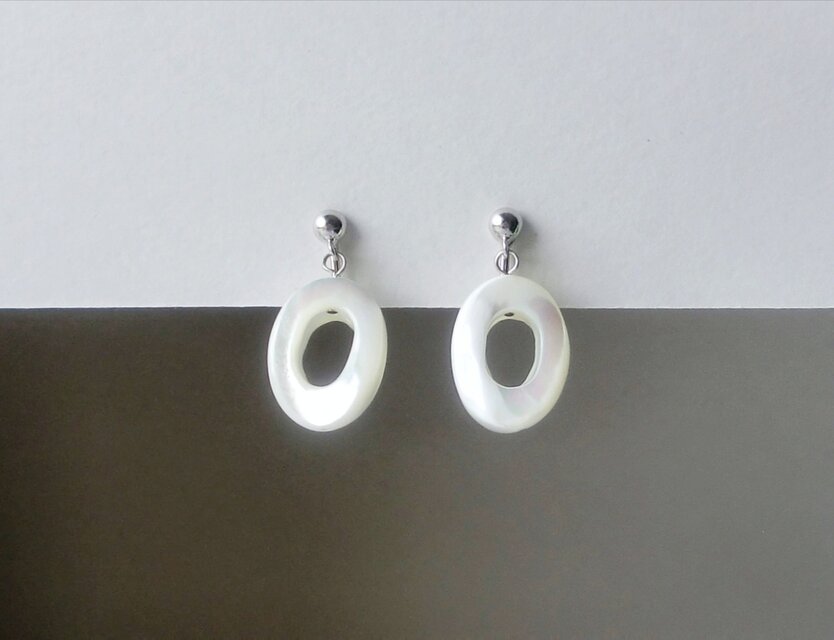 フープシェルのホワイトイヤリング (ピアス)