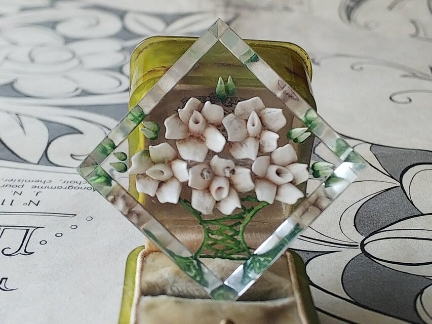 ヴィンテージ　緑色の花籠にはいったベージュ色のお花達　ルーサイト製ブローチ