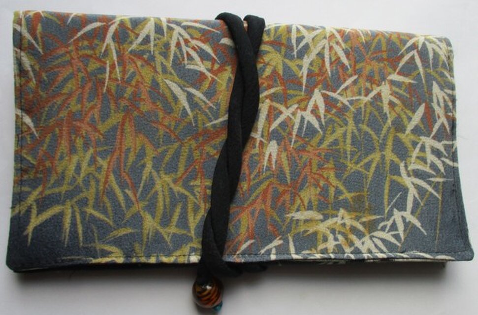 ８２９９　笹の葉柄の着物で作った和風財布・ポーチ