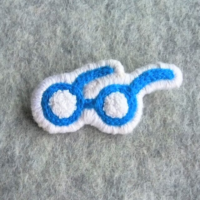 青色めがね　もこもこレンズの刺繍ブローチ