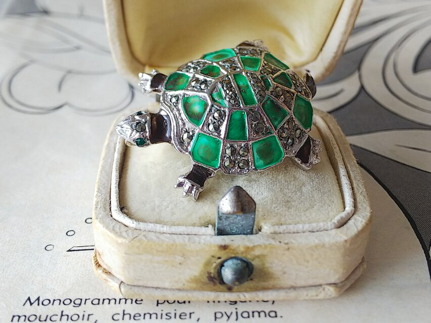英国ヴィンテージ　緑色のカメさんのブローチ（エナメル／マーカサイト）