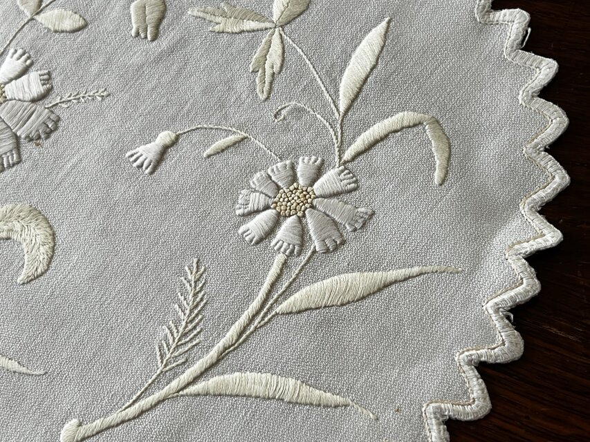 ホワイトワーク刺繍ドイリー、雛菊 | iichi 日々の暮らしを心地よく