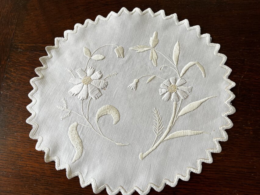 ホワイトワーク刺繍ドイリー、雛菊