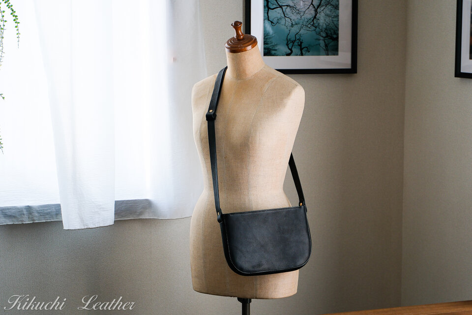 《Buono》カーブライン ショルダーバッグ（ブラック）