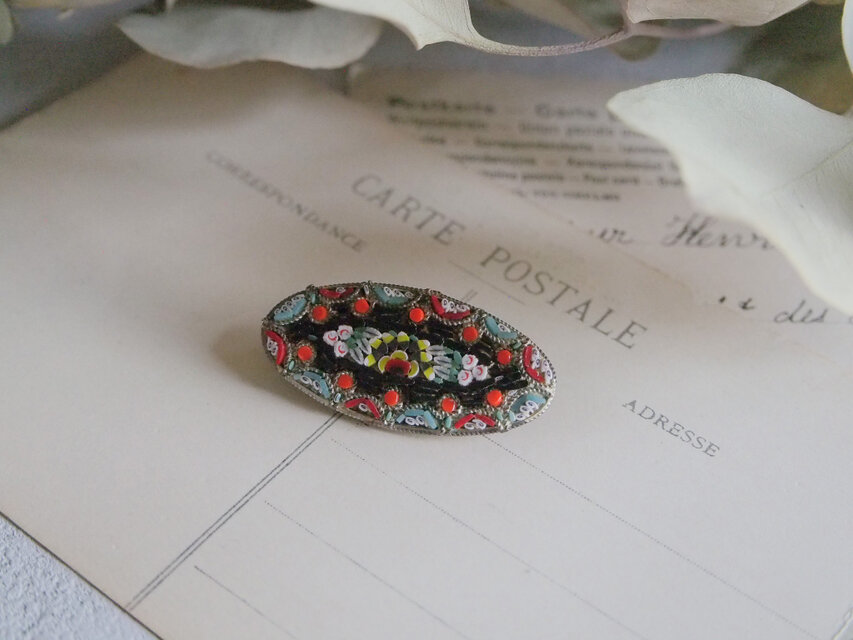 モザイクガラスのアンティークブローチ