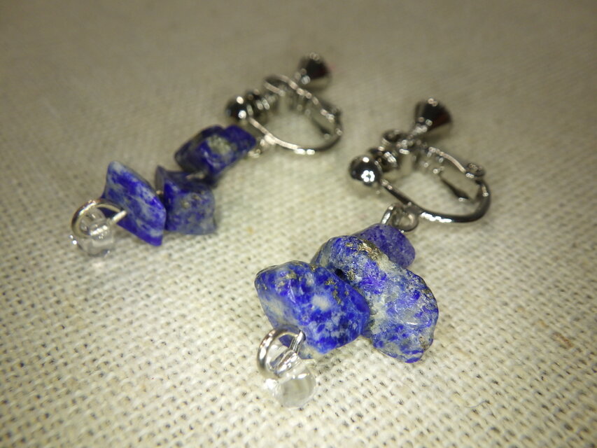 小さな天然石ラピスラズリ（さざれ石）のイヤリング（銀色金具