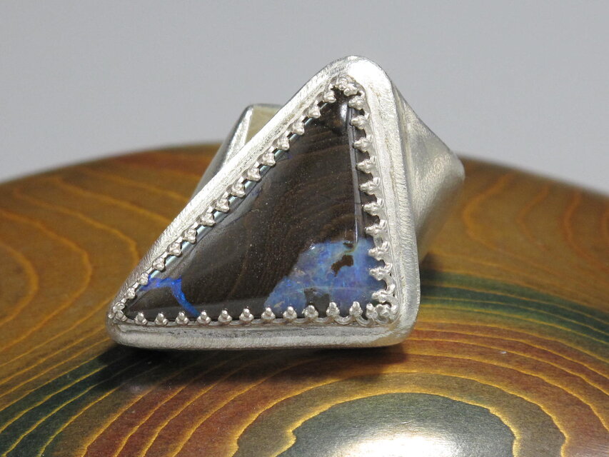 三角母岩にブルー濃淡の共演