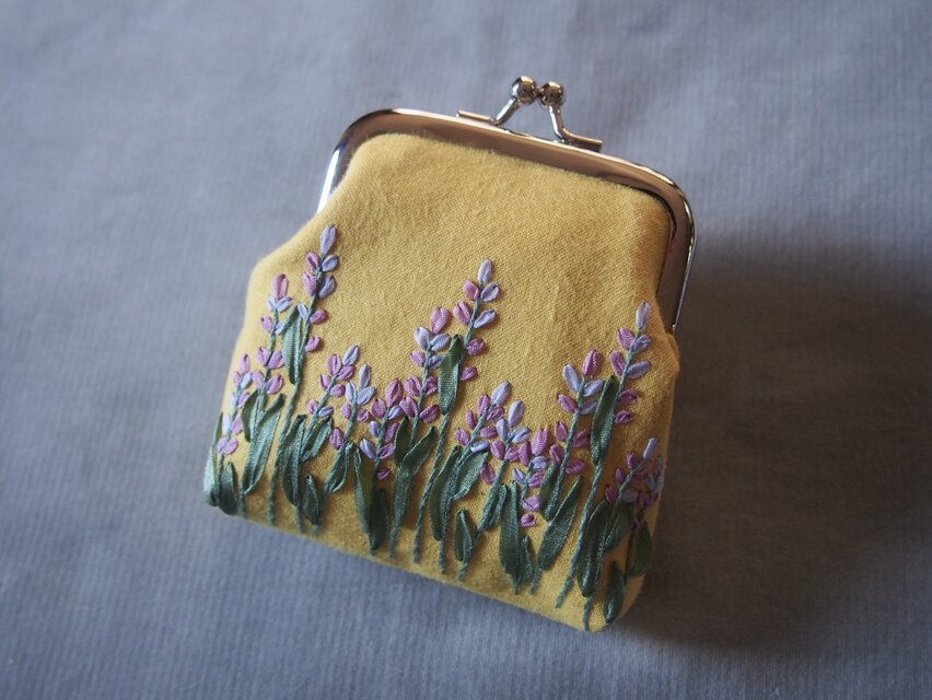 手刺繍　がま口　りぼん刺しゅう　ラベンダー　コインケース　MOKUBA リボン刺繍　ハンドメイド　財布　小物入れ　イヤホン
