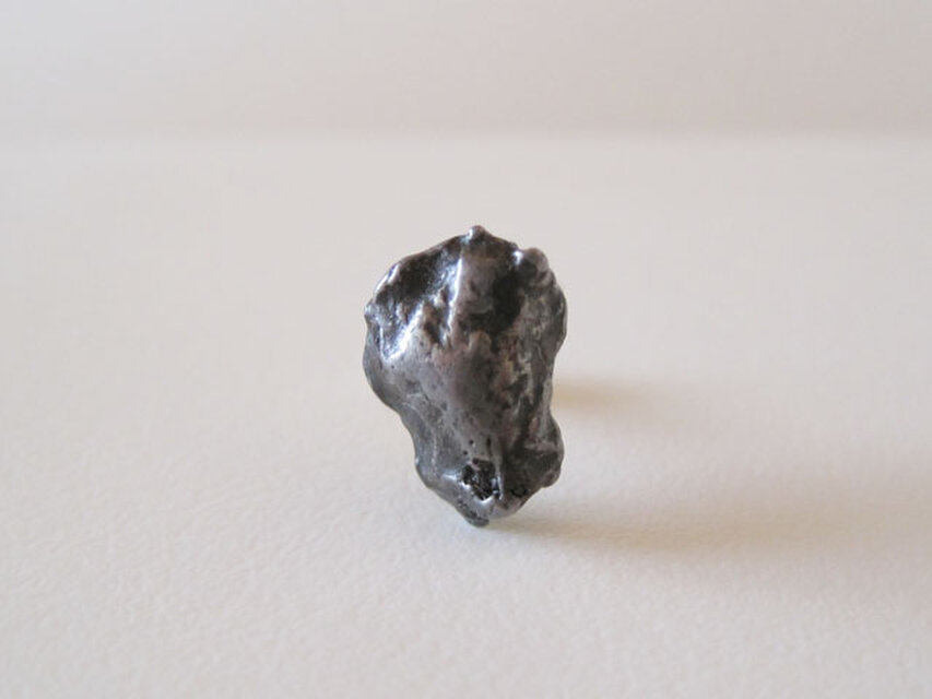 シホテアリニ隕石のピアス・Sikhote Alin Meteorite14kgf 片耳