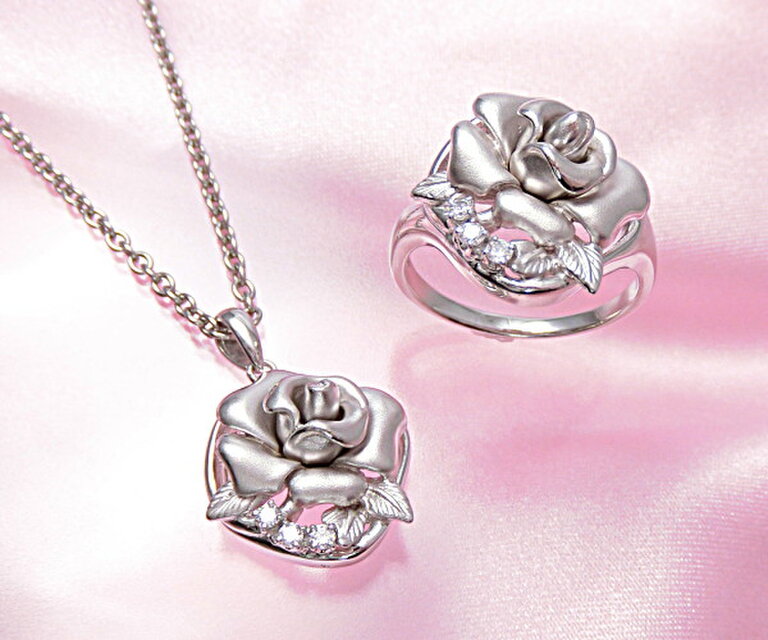 【セット特別価格】天然ダイヤモンド ・ 白バラ『ロイヤルハイネス』のリング& ペンダント　