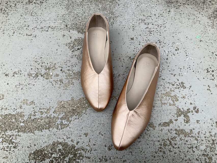 陽ざしに溶け込む、シャンパンピンク。 大人の艶やかレザーフラットシューズ