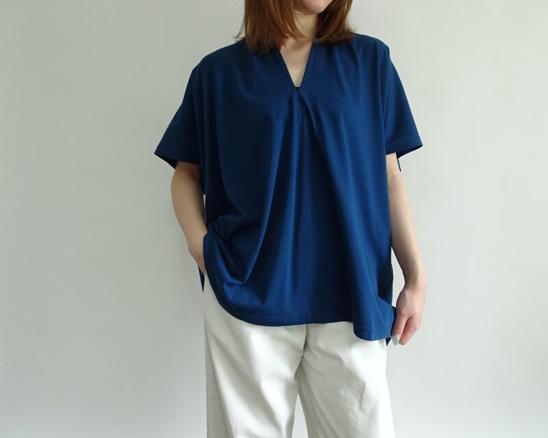 大人の夏服／スリットネック天竺プルオーバー＜ニュアンスブルー＞