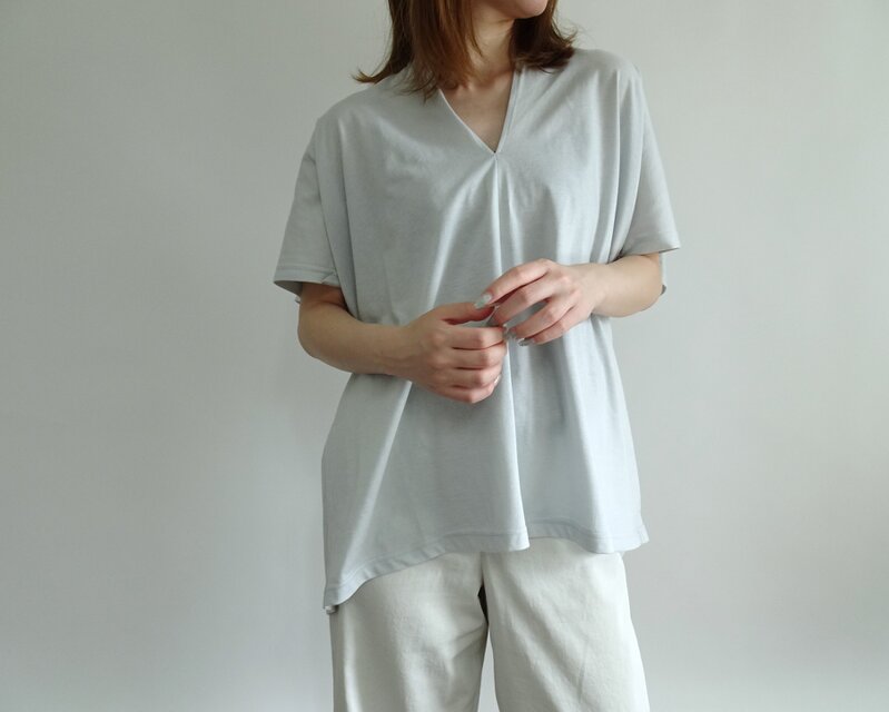 大人の夏服／スリットネック天竺プルオーバー＜ニュアンスライトブルー＞