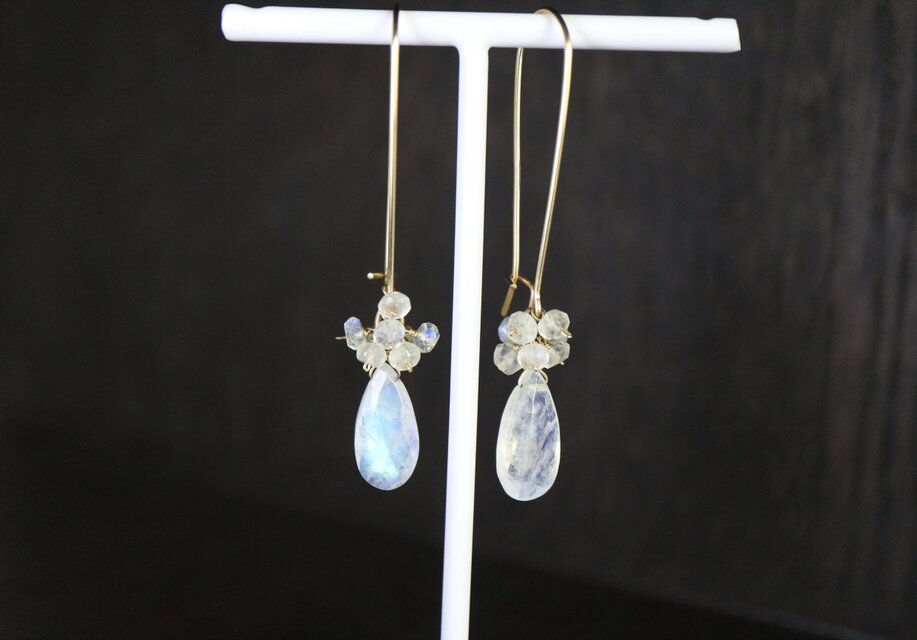 レインボームーンストーンのクラスター ロングゴールドピアス／イヤリング 14kgf