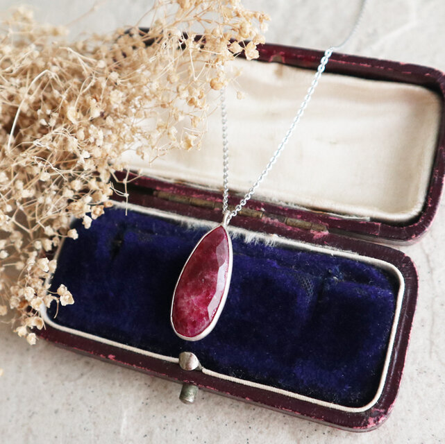 ワインレッドカラー！大粒ルビーのペアシェイプネックレス　金アレ対応