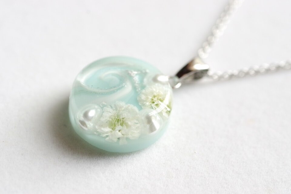 レジンアート　ラウンドペンダント〈雨を呼ぶ花〉