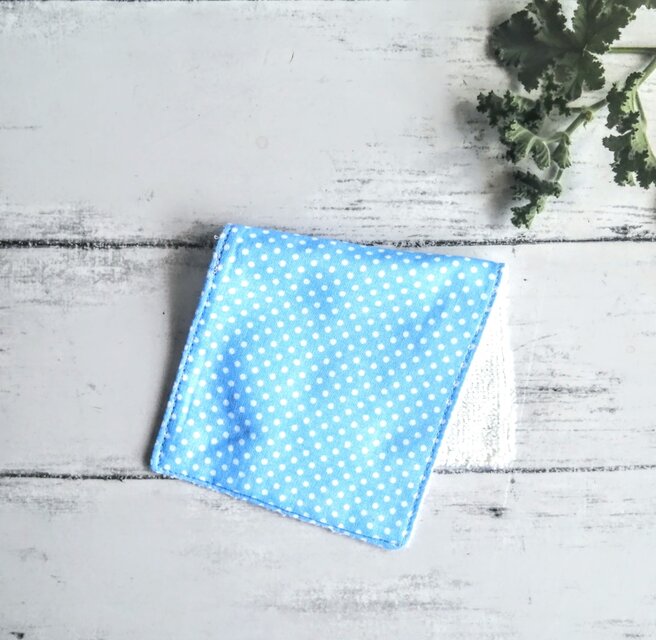 小さい水玉　ドット　ハーフハンカチタオル　名入れ