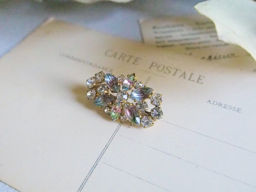アイリスガラス　アイリスガラスブローチ　ヴィンテージブローチアンティークブローチ 1930-40年代 アイリスガラス 花ブローチ（Iris Glass Brooch