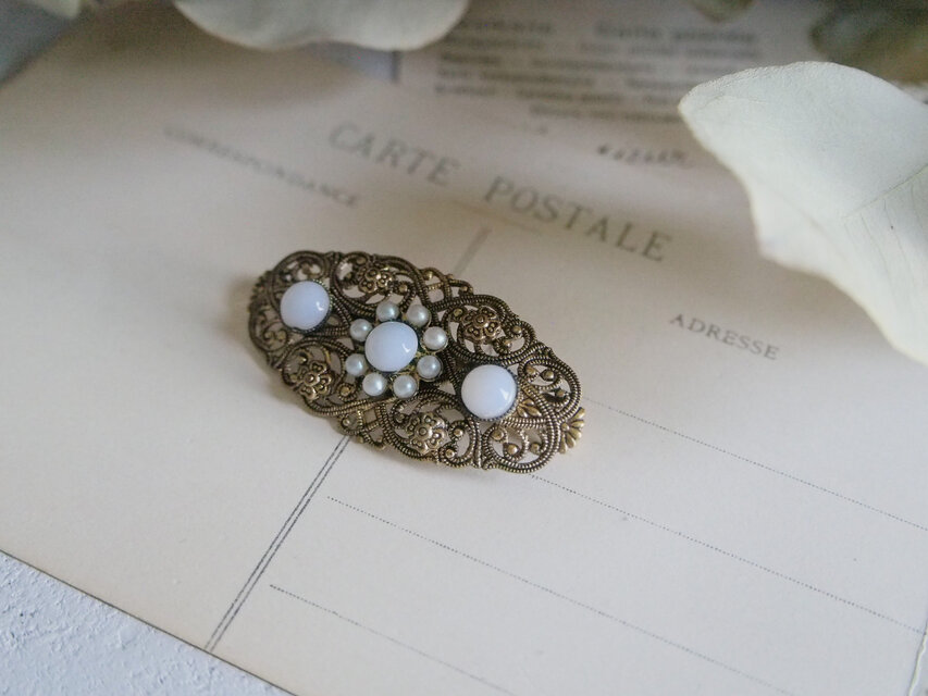 ミルクガラスとフィリグリー装飾のブローチ | iichi 日々の暮らしを