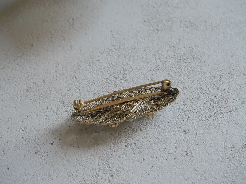 ミルクガラスとフィリグリー装飾のブローチ | iichi 日々の暮らしを