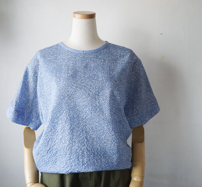 ミクロ小花柄ドルマンスリーブTブラウス（水色）