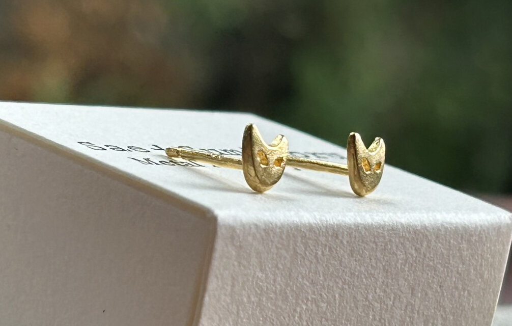 3日以内出荷猫モチーフ 新品 K18 キャット（猫）ピアス☆ K18 K14 バイ 