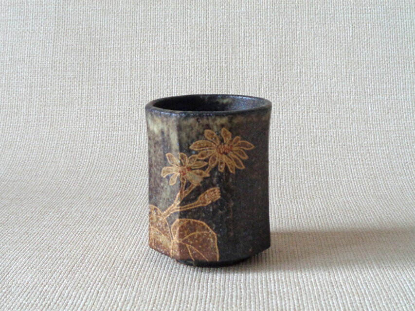 八角湯のみ (金彩つわぶきb）