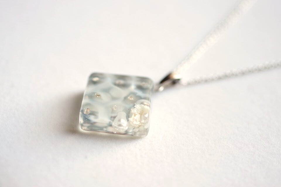 レジンアート　スクエアペンダント〈水紋・グレー〉