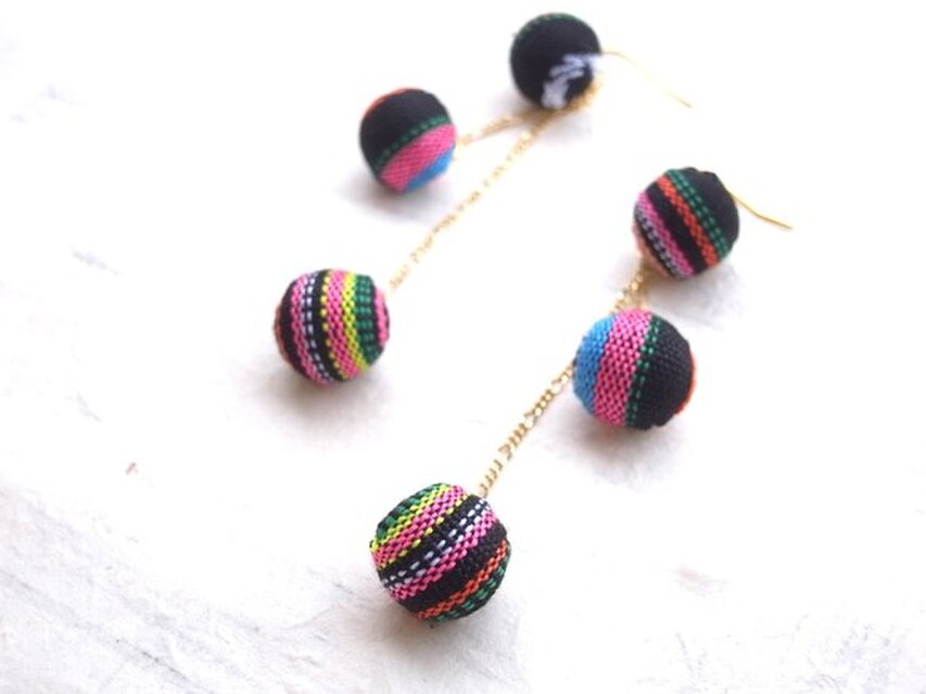 ピアス　カラフルなエスニックファブリックボールビーズ３連　アジアン　黒　ブラック　ゴールド　ピンク　ロング　揺れる