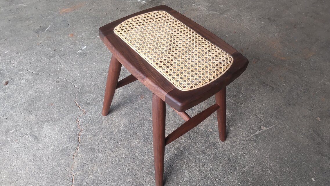 ブラックウォールナットと籐のサイドテーブル