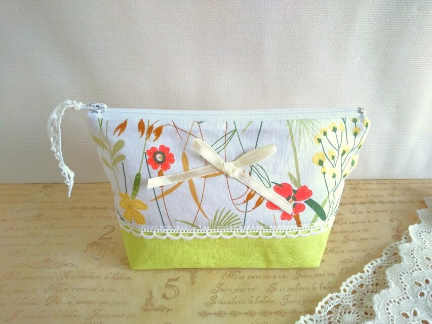 かわいいリボンとレースを付けた花柄のポーチ