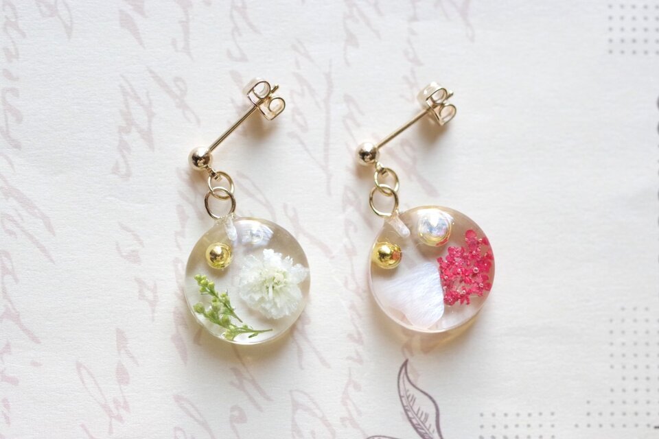 レジンアート　ラウンドピアス〈あの日見た花〉