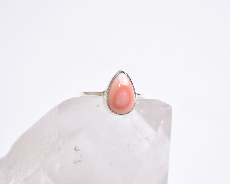 ピンク色のクィーンコンクシェルシルバーリング　しずく　ドロップ型　シルバー925