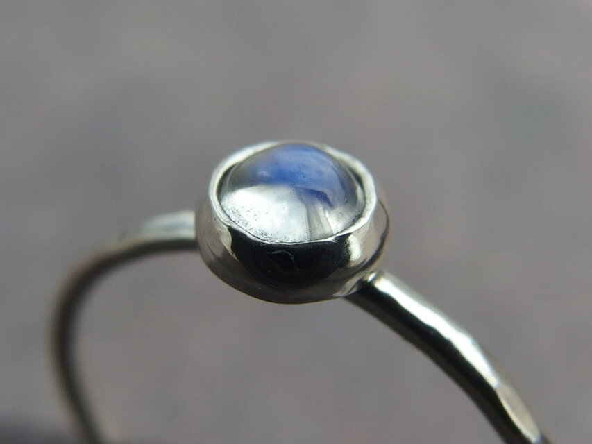 レインボームーンストーン一粒リング　【silver】　4㎜　カボション　6月の誕生石