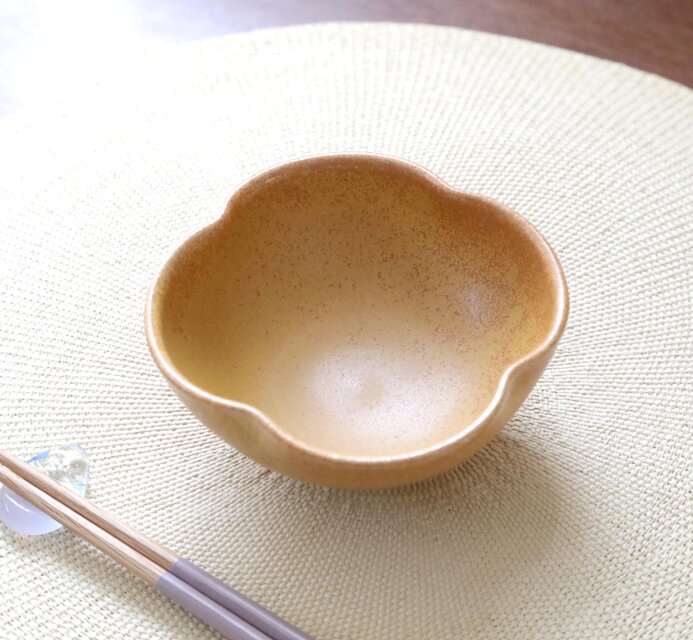 山吹色の四つ葉小鉢