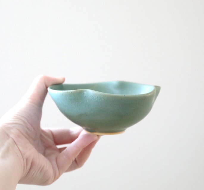 緑青色の四つ葉小鉢 | iichi 日々の暮らしを心地よくするハンドメイド